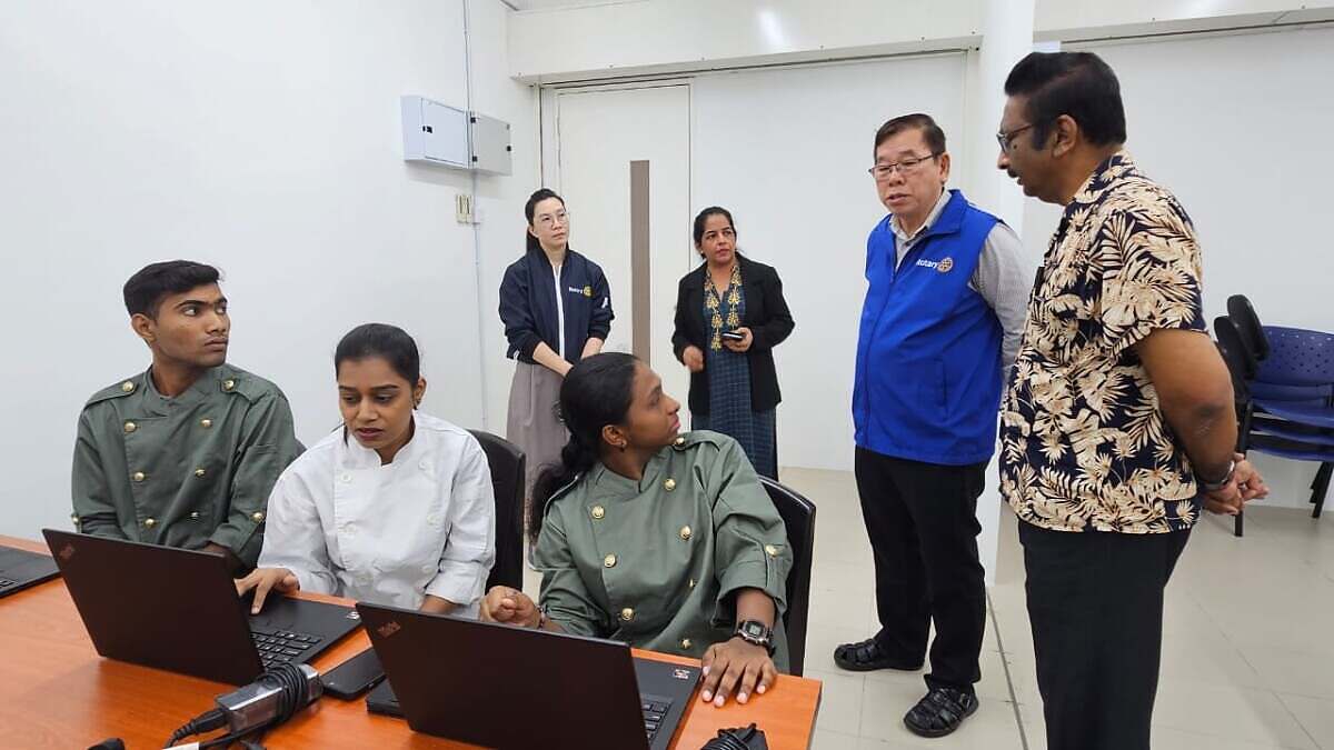 081024 Laptop Handover Cermony (1)