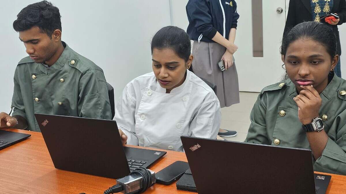 081024 Laptop Handover Cermony (5)